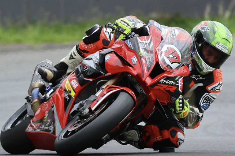 Pilotos de equipos BMW y Kawasaki triunfaron en campeonatos este fin de semana